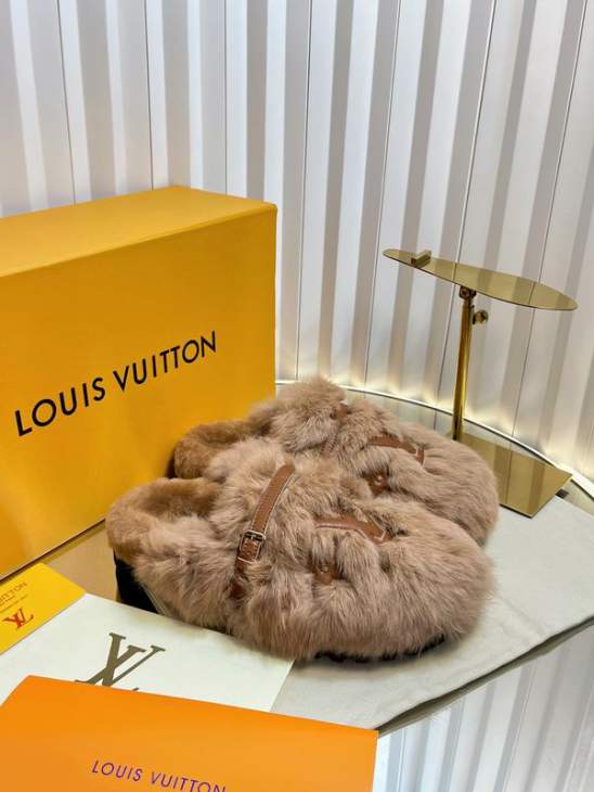 Picture of Louis Vuitton Slippers _SKULVsz35-39mnq1125510